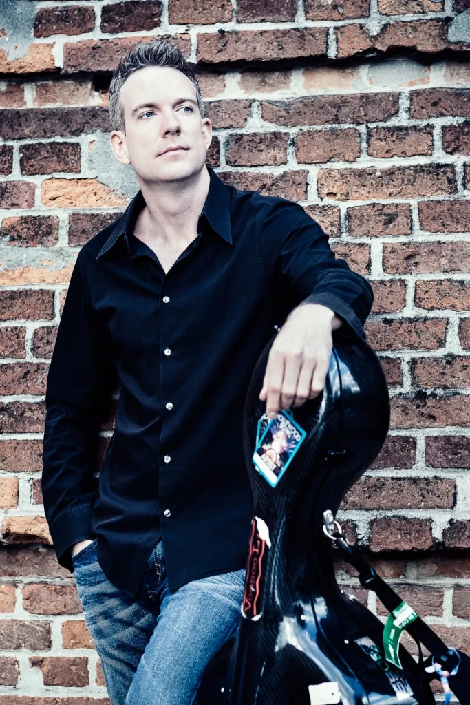 Johannes Moser stehend mit Violoncello